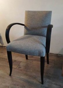 Cette petite chaise de type bridge a été chinée chez Emmaüs et a été entièrement restaurée en utilisant des techniques traditionnelles