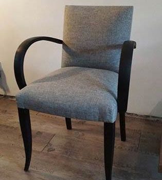 Cette petite chaise de type bridge a été chinée chez Emmaüs et a été entièrement restaurée en utilisant des techniques traditionnelles