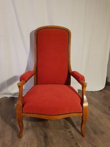 Fauteuil voltaire refait en traditionnel pour une cliente à Créteil.