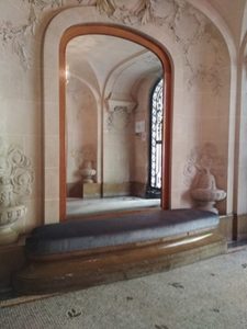 canapé banquette réalisé par artisan tapissier dans le hall d'un immeuble de Paris 16ième