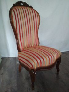 fauteuil chauffeuse restauré avec des méthodes traditionnelles